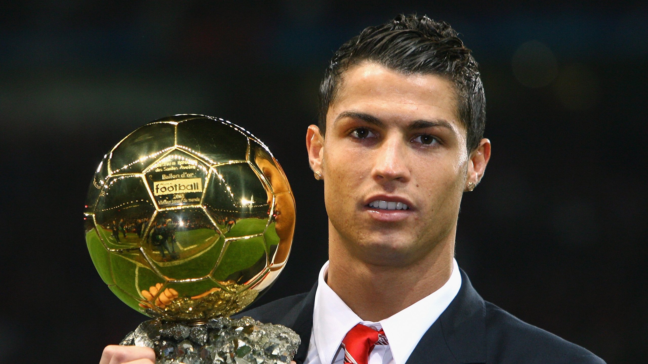 开云体育平台-C罗新纪录被国际媒体广泛报道,c罗各种记录